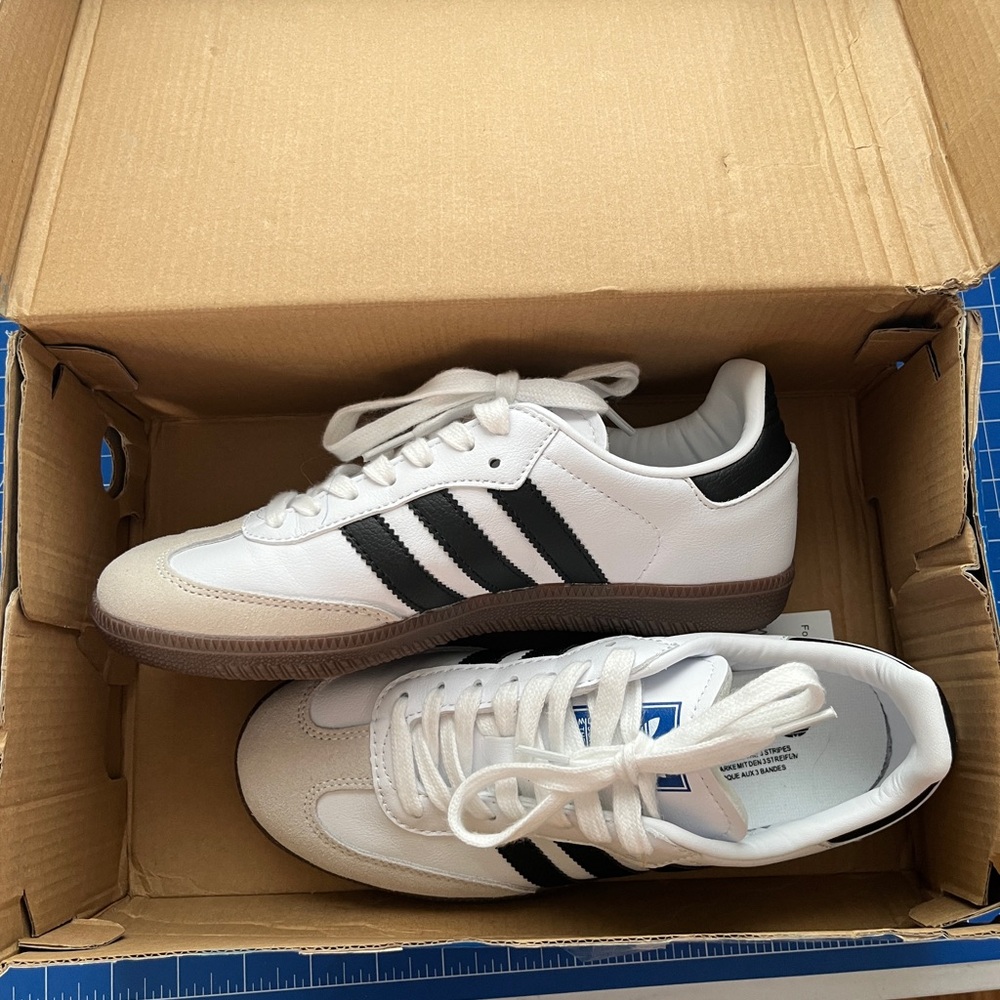 Adidas Sambas women size 6